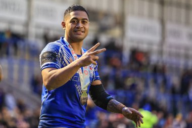 Samoalı Anthony Milford ve maçın adamı Tonga 'yı yenerek Rugby Ligi Dünya Kupası 2021 çeyrek final maçında Tonga' ya karşı Samoa maçını 6 Kasım 202 'de Warrington, Halliwell Jones Stadyumu' nda kutluyor.