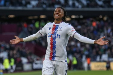 Crystal Palace 'dan Michael Olise 6 Kasım 202' de Londra Stadyumu 'nda oynanan Premier League maçında 1-2' lik galibiyetini kutluyor.