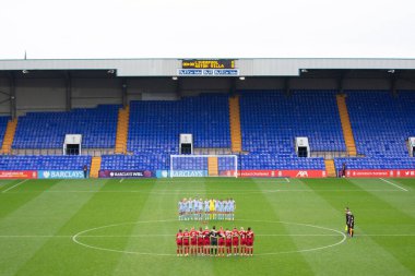 Liverpool ve Aston Villa oyuncuları, 6 Kasım 202 'de İngiltere, Birkenhead' deki Prenton Park 'ta oynanan Liverpool Kadınlar - Aston Villa Kadınlar Süper Ligi karşılaşmasında bir dakikalık saygı duruşunda bulundular.