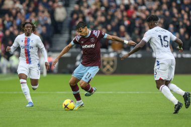 West Ham United Premier Lig maçında topla birlikte 11 numaralı Lucas Paquet, 6 Kasım 2022 'de Londra' daki Londra Stadyumu 'nda oynanan West Ham United-Crystal Palace maçında...
