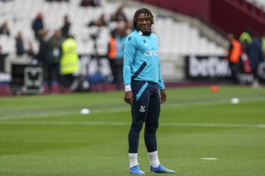 Eberechi Eze # 10 of Crystal Palace Premier League karşılaşması öncesinde Londra Stadyumu 'ndaki West Ham United - Crystal Palace maçında ısınma turunda, 6 Kasım 202