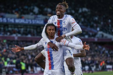 Crystal Palace 'dan Michael Olise 6 Kasım 202' de Londra Stadyumu 'nda oynanan Premier League maçında 1-2' lik galibiyetini kutluyor.