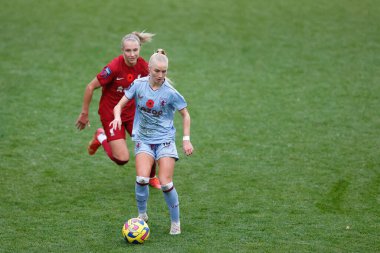 Laura Blindkilde # 19 numara Aston Villa 'nın elinde The Fa Women' s Super League maçı sırasında Liverpool Women vs Aston Villa Women Prenton Park, Birkenhead, İngiltere, 6 Kasım 202