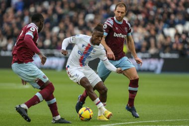 Crystal Palace 'dan Wilfried Zaha 6 Kasım 202' de Londra 'daki West Ham United - Crystal Palace maçında topla koşuyor.