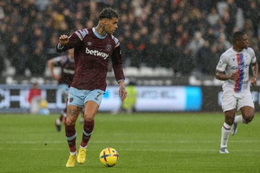West Ham United 'ın 7 numaralı oyuncusu Gianluca Scamacca, Premier League maçı sırasında topla birlikte Londra Stadyumu' nda 6 Kasım 202 tarihinde oynanan West Ham United - Crystal Palace maçında koşuyor.