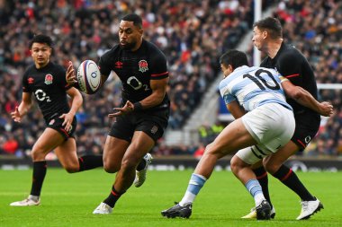 İngiltere 'den Joe Cokanasiga, 6 Kasım 202' de Twickenham Stadyumu 'nda İngiltere ve Arjantin arasında oynanan uluslararası sonbahar maçında gol atmak için öne geçti.