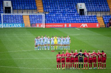 Liverpool ve Aston Villa oyuncuları, 6 Kasım 202 'de İngiltere' nin Birkenhead kenhead kentinde, Prenton Park 'ta oynanan Liverpool Kadınlar-Aston Villa Kadınlar Süper Ligi karşılaşmasında bir dakikalık saygı duruşunda bulundular.