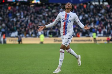 Crystal Palace 'dan Michael Olise 6 Kasım 202' de Londra Stadyumu 'nda oynanan Premier League maçında 1-2' lik galibiyetini kutluyor.
