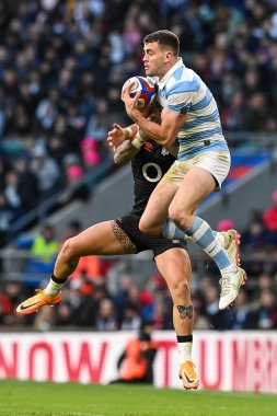 Arjantinli Emiliano Boffelli, 6 Kasım 202 'de Twickenham, İngiltere' deki Twickenham Stadyumu 'nda oynanan güz uluslararası karşılaşmasında İngiltere' den Jack Nowell 'in önünde yüksek top iddiasında bulundu.