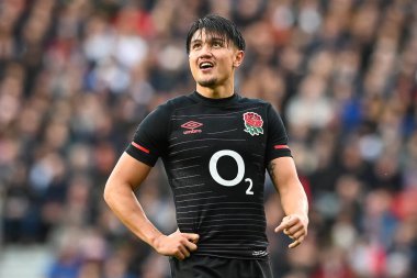 İngiltere 'den Marcus Smith, İngiltere' nin Twickenham Stadyumu 'nda Arjantin' e karşı oynadığı 6 Kasım 202 'de oynanan uluslararası final maçında