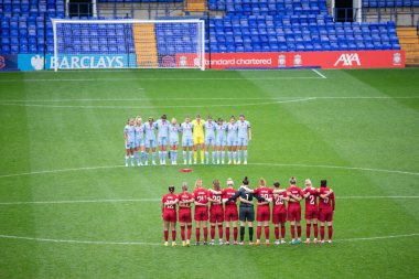 Liverpool ve Aston Villa oyuncuları, 6 Kasım 202 'de İngiltere, Birkenhead' deki Prenton Park 'ta oynanan Liverpool Kadınlar - Aston Villa Kadınlar Süper Ligi karşılaşmasında bir dakikalık saygı duruşunda bulundular.