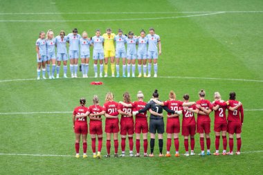 Liverpool ve Aston Villa oyuncuları, 6 Kasım 202 'de İngiltere' nin Birkenhead kenhead kentinde, Prenton Park 'ta oynanan Liverpool Kadınlar-Aston Villa Kadınlar Süper Ligi karşılaşmasında bir dakikalık saygı duruşunda bulundular.