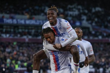 Crystal Palace 'dan Michael Olise 6 Kasım 202' de Londra Stadyumu 'nda oynanan Premier League maçında 1-2' lik galibiyetini kutluyor.