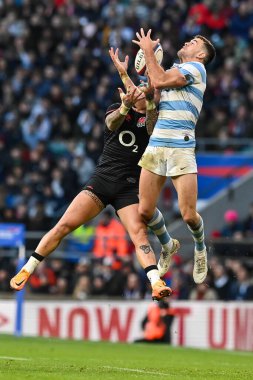 Arjantinli Emiliano Boffelli, 6 Kasım 202 'de Twickenham, İngiltere' deki Twickenham Stadyumu 'nda oynanan güz uluslararası karşılaşmasında İngiltere' den Jack Nowell 'in önünde yüksek top iddiasında bulundu.