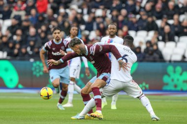 West Ham United 'dan Gianluca Scamacca # 7 ve Crystal Palace # 6 Premier League maçı sırasında top için mücadele eden Marc Guhi # 6 Kasım 2022' de Londra 'daki Londra Stadyumu' nda oynanan West Ham United - Crystal Palace maçında