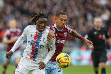 Eberechi Eze # 10 Crystal Palace ve Thilo Kehrer # 24 West Ham United Premier League maçı sırasında Londra, Londra Stadyumu, 6 Kasım 202 'de West Ham United' a karşı Crystal Palace 'da top mücadelesi verdi.