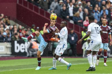 West Ham United takımından Tom Souek 6 Kasım 2022 'de Londra' daki Londra Stadyumu 'nda oynanan Premier League maçında topu temizliyor.