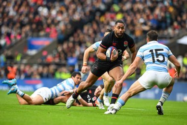İngiltere 'den Joe Cokanasiga, 6 Kasım 202' de Twickenham, Twickenham Stadyumu 'nda İngiltere ve Arjantin arasında oynanan uluslararası sonbahar maçında mola verdi.