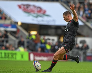 İngiltere 'den Owen Farrell, 6 Kasım 202' de Twickenham, İngiltere 'deki Twickenham Stadyumu' nda oynanan uluslararası sonbahar maçında penaltı attı.