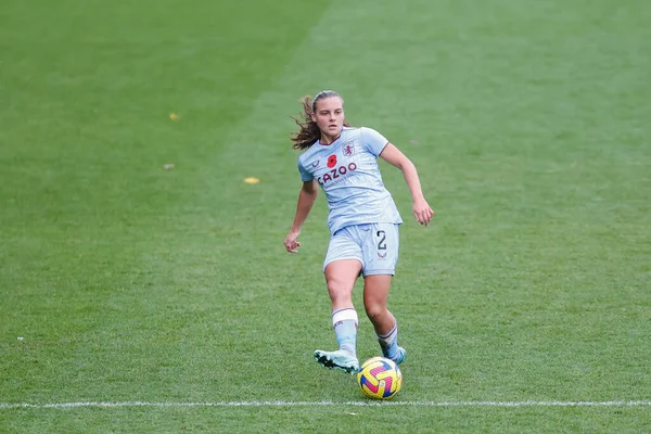 Aston Villa 'dan Sarah Mayling, 6 Kasım 202' de İngiltere, Birkenhead 'deki Prenton Park' ta oynanan Liverpool Kadınlar - Aston Villa Kadınlar Süper Ligi karşılaşmasında pas veriyor.