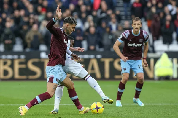 Gianluca Scamacca West Ham United Marc Guhi Crystal Palace Batallan —  Fotos de Stock