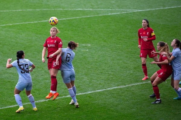 Rachel Furness Liverpool Women Encabeza Balón Hacia Gol Durante Partido — Foto de Stock