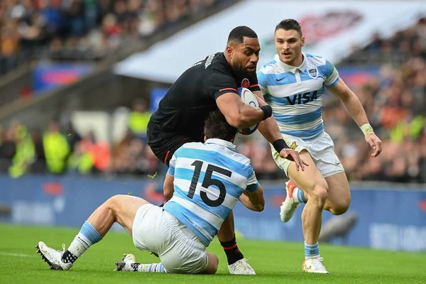 İngiltere 'den Joe Cokanasiga, Arjantinli Juan Cruz Mallia' nın 6 Kasım 202 'de Twickenham, İngiltere' deki Twickenham Stadyumu 'nda İngiltere' ye karşı oynadığı uluslararası final maçında rakibini yere serdi.