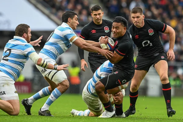 İngiltere 'den Manu Tuilagi, Arjantinli Marcos Kremer tarafından 6 Kasım 202' de Twickenham Stadyumu 'nda oynanan ve İngiltere ile Arjantin arasında oynanan uluslararası final karşılaşmasında yenildi.