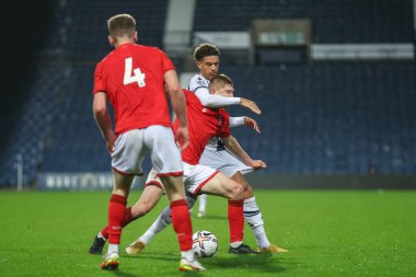 West Bromwich Albion 'dan 34 numaralı Ethan Ingram Premier League 2 U23 maçında Nottingham Forestu 23' e karşı The Hawthorns, West Bromwich, İngiltere 'de 7 Kasım 202' de oynanan Premier League maçında Josh Powell faul yaptı.