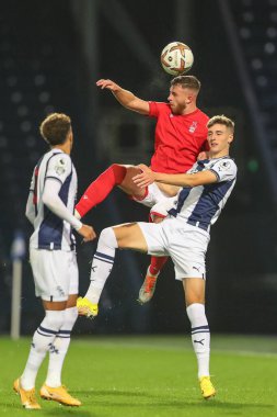 Nottingham Forest 'tan Dale Taylor # 36 ve West Bromwich Albion' dan Josh Shaw Premier League 2 U23 karşılaşmasında Batı Bromwich Albion U23 ile Nottingham ForestU 23 'e karşı The Hawthorns, West Bromwich, İngiltere, 7 Kasım 202