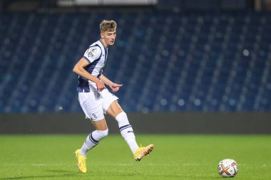 West Bromwich Albion 'dan Josh Shaw Premier League 2 U23 maçında pas veriyor West Bromwich Albion U23 Nottingham ForestU 23' e karşı The Hawthorns, West Bromwich, İngiltere, 7 Kasım 202