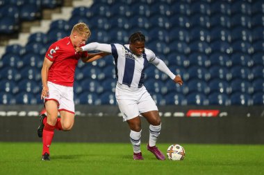 West Bromwich Albion takımından Reyes Cleary, Premier League 2 U23 maçında topla koşuyor. West Bromwich Albion U23 Nottingham ForestU 23 'e karşı, The Hawthorns, West Bromwich, İngiltere, 7 Kasım 202