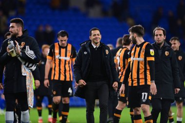 Hull City 'nin Liam Rosenior Müdürü, 8 Kasım 202' de Cardiff City, Cardiff City Stadyumu 'nda oynanan Sky Bet Şampiyonası final düdüğündeki taraftarları alkışlıyor.