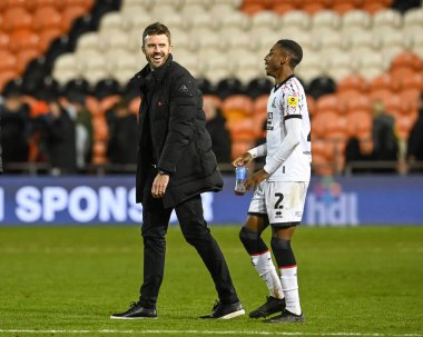 Middlesbrough 'un Michael Carrick yöneticisi, 8 Kasım 202' de Bloomfield Road, Blackpool 'da oynanan Blackpool-Middlesbrough maçında son düdük çaldıktan sonra Isaiah Jones ile gülüyor.