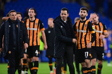 Hull City ve Do? ukan Sinik 'in Liam Rosenior Müdürü 8 Kasım 202' de Cardiff City, Cardiff City Stadyumu 'nda oynanan Sky Bet Şampiyonası son düdüğündeki taraftarları alkışlıyor.