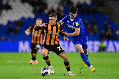 Cardiff City, Cardiff City 'de 8 Kasım 202' de oynanan Cardiff City vs Hull City maçında Cardiff City 'den Regan Slater # 27 numara Cardiff City' nin baskısı altında.
