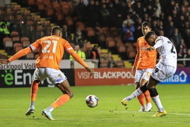 Middlesbrough 'dan Chuba Akpom 8 Kasım 202' de Bloomfield Road, Blackpool, İngiltere 'de oynanan Blackpool-Middlesbrough maçında gol vuruşu yapıyor.