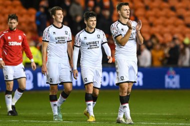 Middlesbrough oyuncuları, 8 Kasım 202 'de Bloomfield Road, Blackpool' da oynanan Blackpool-Middlesbrough maçının sonunda taraftarları alkışlıyor.