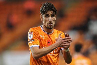 Blackpool 'dan Theo Corbeanu 8 Kasım 2022' de Bloomfield Road, Blackpool 'da oynanan Blackpool-Middlesbrough maçında taraftarları alkışlıyor.