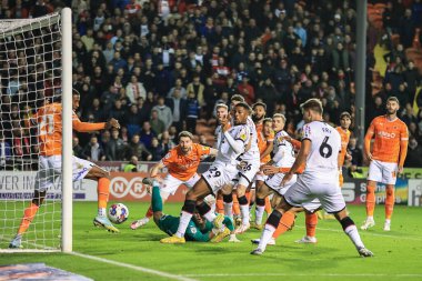 Blackpool 'dan Marvin Ekpiteta # 21, 8 Kasım 202' de Bloomfield Road, Blackpool, İngiltere 'de oynanan Blackpool-Middlesbrough maçında köşesine çekiliyor.