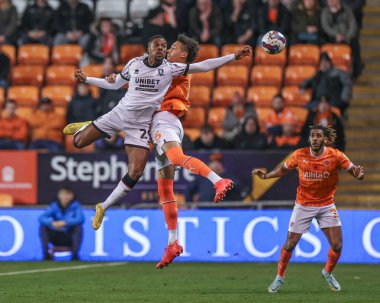 Chuba Akpom # 29 Middlesbrough ve Rhys Williams # 15 of Blackpool # 15 of the ball during the Sky Bet Championship match Blackpool vs Middlesbrough Bloomfield Road, Blackpool, Birleşik Krallık, 8 Kasım 202