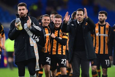 Hull City 'den Tyler Smith # 22 ve Hull City' den Regan Slater # 27 taraftarları, 8 Kasım 202 'de Cardiff City, Cardiff City Stadyumu' ndaki Cardiff City vs Hull City maçında son düdük sesinde alkışlıyorlar.