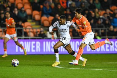 Middlesbrough 'dan Chuba Akpom # 29 numaralı top için Kenny Dougall # 12 numaralı Blackpool ile 8 Kasım 202' de Bloomfield Road, Blackpool 'da oynanan Blackpool-Middlesbrough maçında mücadele etti.