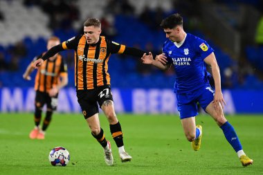 Hull City 'den Regan Slater # 27 Cardiff City, Cardiff City Stadyumu' nda 8 Kasım 202 'de oynanan Sky Bet Şampiyonası maçında Cardiff City ile Hull City arasındaki 11 numaralı Cardiff City maçında Callum O' Dowda ile birlikte uyuşturucu bulundurmak için yarıştı.