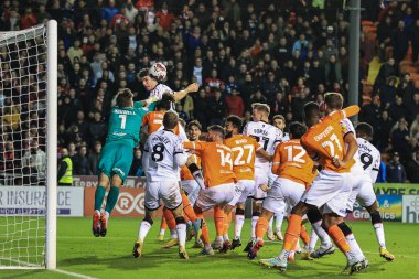 Middlesbrough 'un 26 numaralı oyuncusu Darragh Lenihan, 8 Kasım 202' de Bloomfield Road, Blackpool 'da oynanan Blackpool-Middlesbrough maçında köşedeki köşeden öne geçiyor.