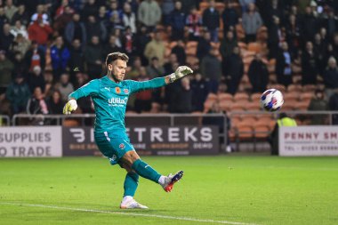 Blackpool 'dan Chris Maxwell 8 Kasım 202' de Bloomfield Road, Blackpool 'da oynanan Blackpool-Middlesbrough maçında topu temizliyor.