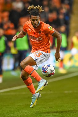 Blackpool 'un 23 numaralı oyuncusu Dominic Thompson 8 Kasım 202' de Bloomfield Road, Blackpool 'da oynanan Blackpool-Middlesbrough maçında topu kontrol ediyor.