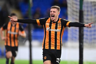 Hull City 'den Regan Slater, 8 Kasım 202' de Cardiff City, Cardiff City Stadyumu 'nda oynanan Sky Bet Şampiyonası maçında takımının üçüncü golünü atmasını kutluyor.
