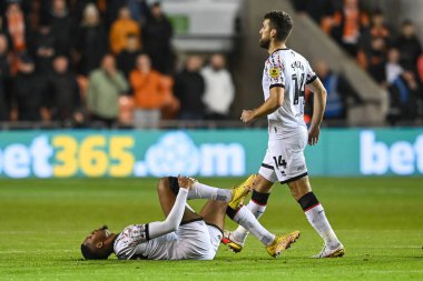 Middlesbrough 'dan Chuba Akpom # 29 numara Blackpool' a karşı Blackpool Şampiyonası 'nda James Husband # 3' e faul yaptıktan sonra sahada. Blackpool - Middlesbrough maçı, Bloomfield Road, Blackpool, Birleşik Krallık, 8 Kasım 202