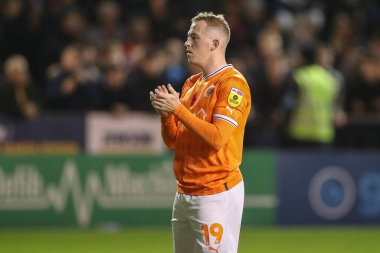 Blackpool 'dan 19 numaralı Shayne Lavery, 8 Kasım 202' de Bloomfield Road, Blackpool 'da oynanan Blackpool-Middlesbrough maçında taraftarları alkışlıyor.